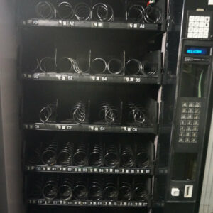 HIGH-CAPACITY SNACK VENDING MACHINE - Image 3